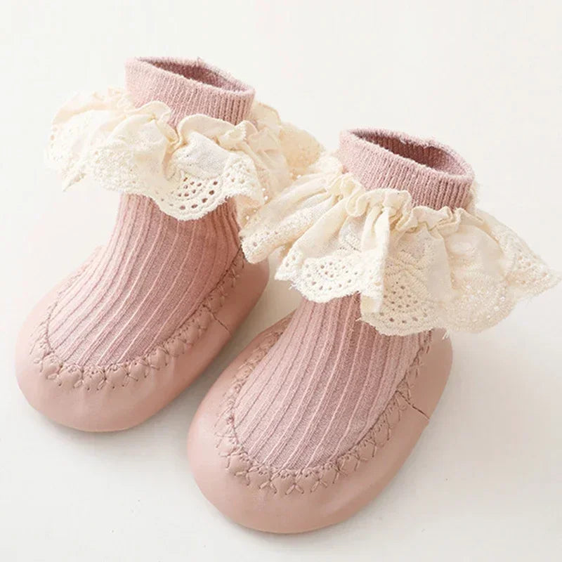 Chaussons-pour-bebe-dentelle